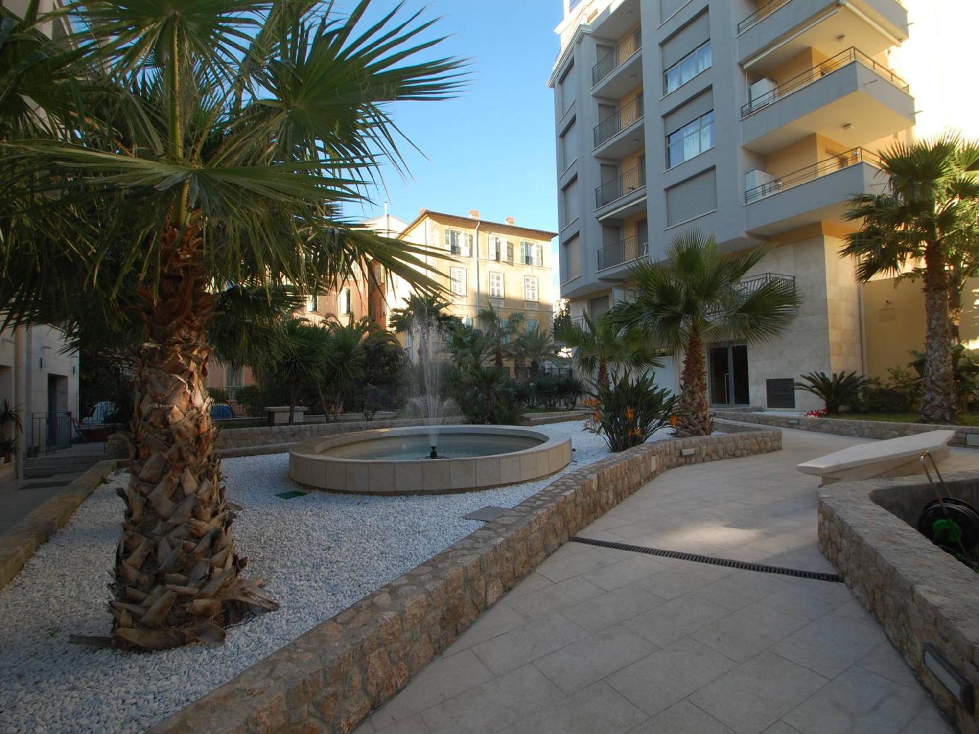 Charmant 2P Moderne Avec Terrasse, Parking Prive, En Plein Centre De Menton, A 2 Pas De La Mer - Fr-1-196-200 Luaran gambar
