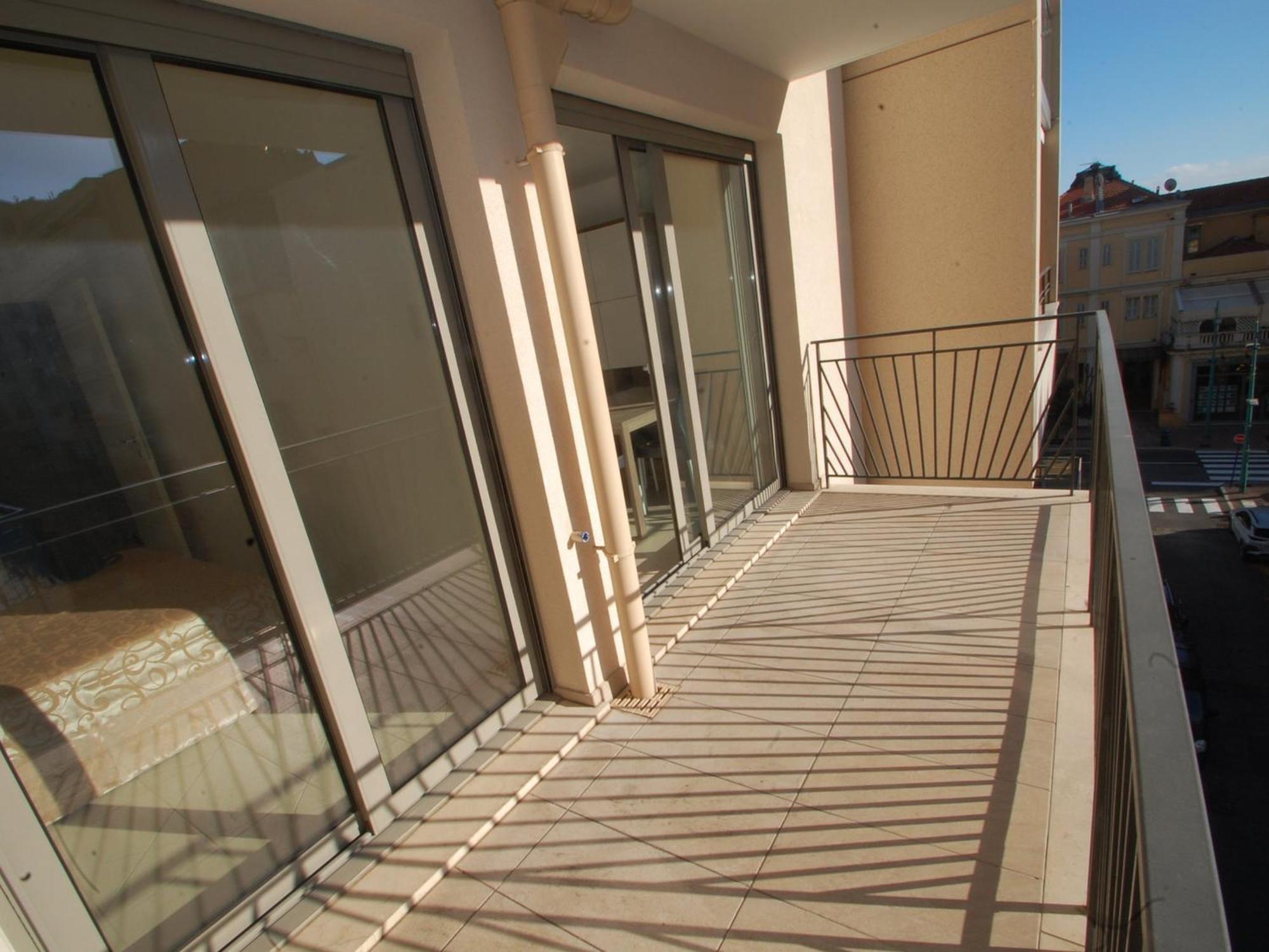 Charmant 2P Moderne Avec Terrasse, Parking Prive, En Plein Centre De Menton, A 2 Pas De La Mer - Fr-1-196-200 Luaran gambar